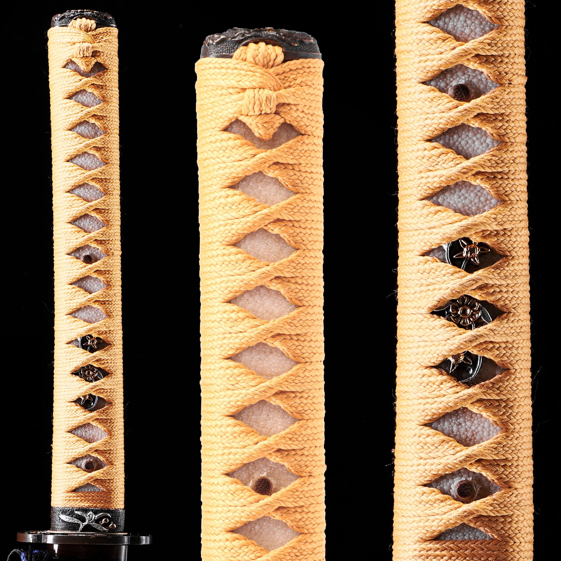 Multi layer pattern steel katana clay tempered hamon handle close-up - tsuka ito detail