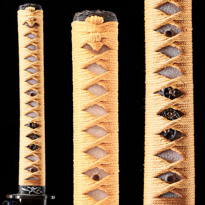 Multi layer pattern steel katana clay tempered hamon handle close-up - tsuka ito detail