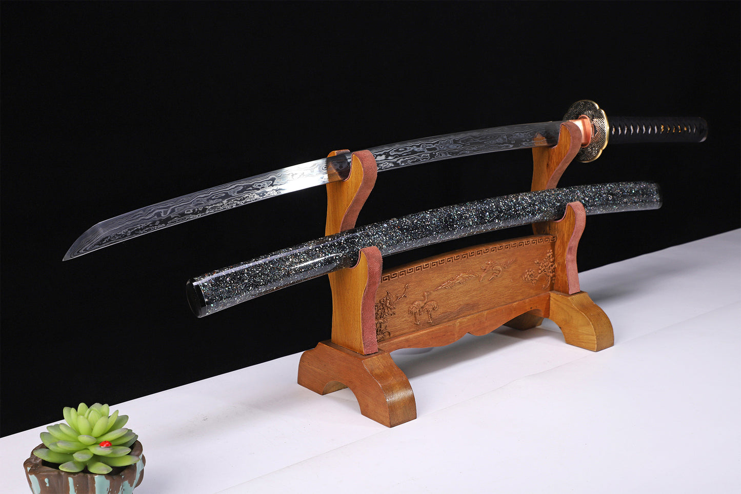 Iridescent Glitter Shell Lacquer Saya Gold Engraved Copper  Full Tang Collectible Sword