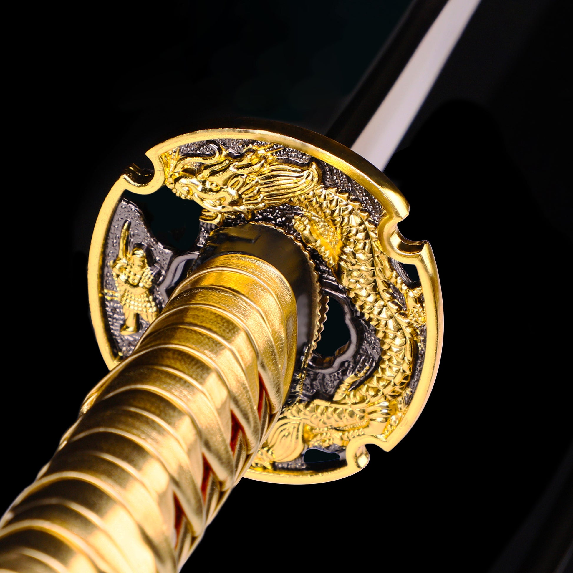Gold handle saya tanto tsuba close-up - gold hand guard and habaki detail