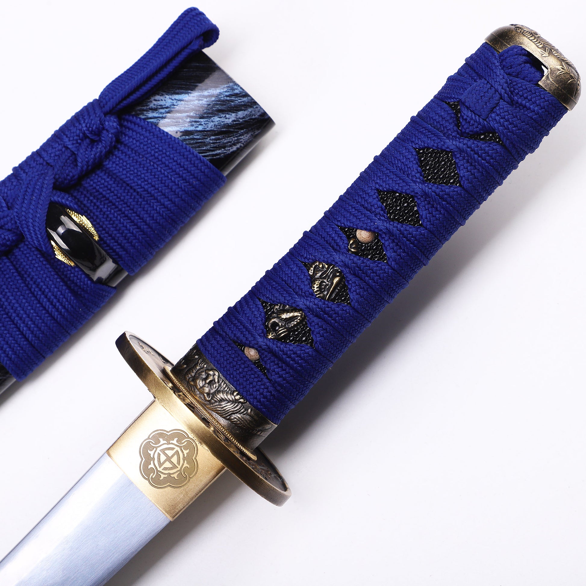 Blue handle tanto handle close-up - blue tsuka wrap with ito binding detail