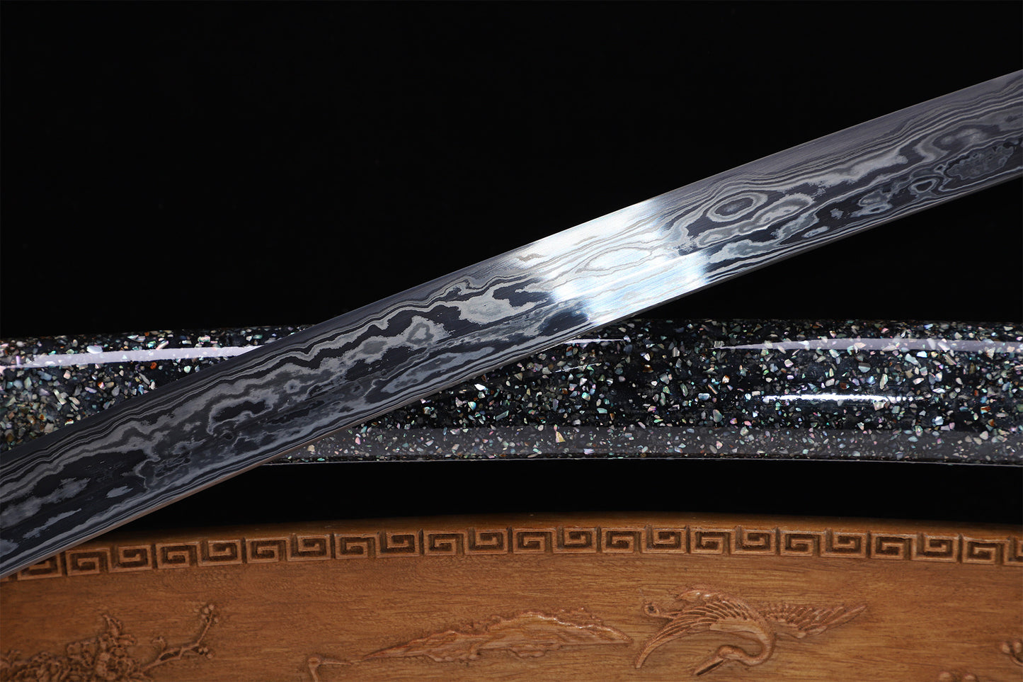 Iridescent Glitter Shell Lacquer Saya Gold Engraved Copper  Full Tang Collectible Sword