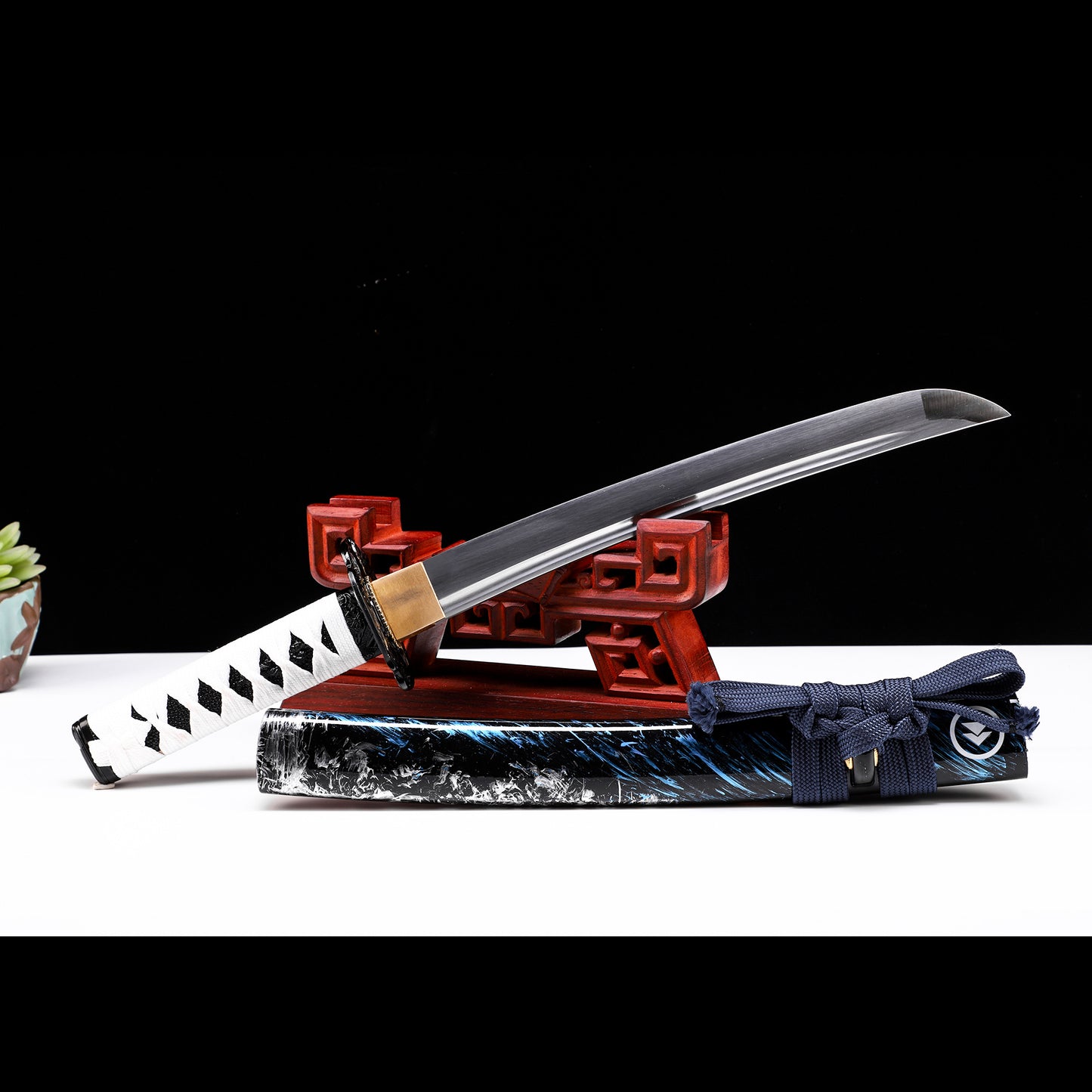 Ghost of Tsushima tanto blade close-up - razor sharp steel edge and hamon detail