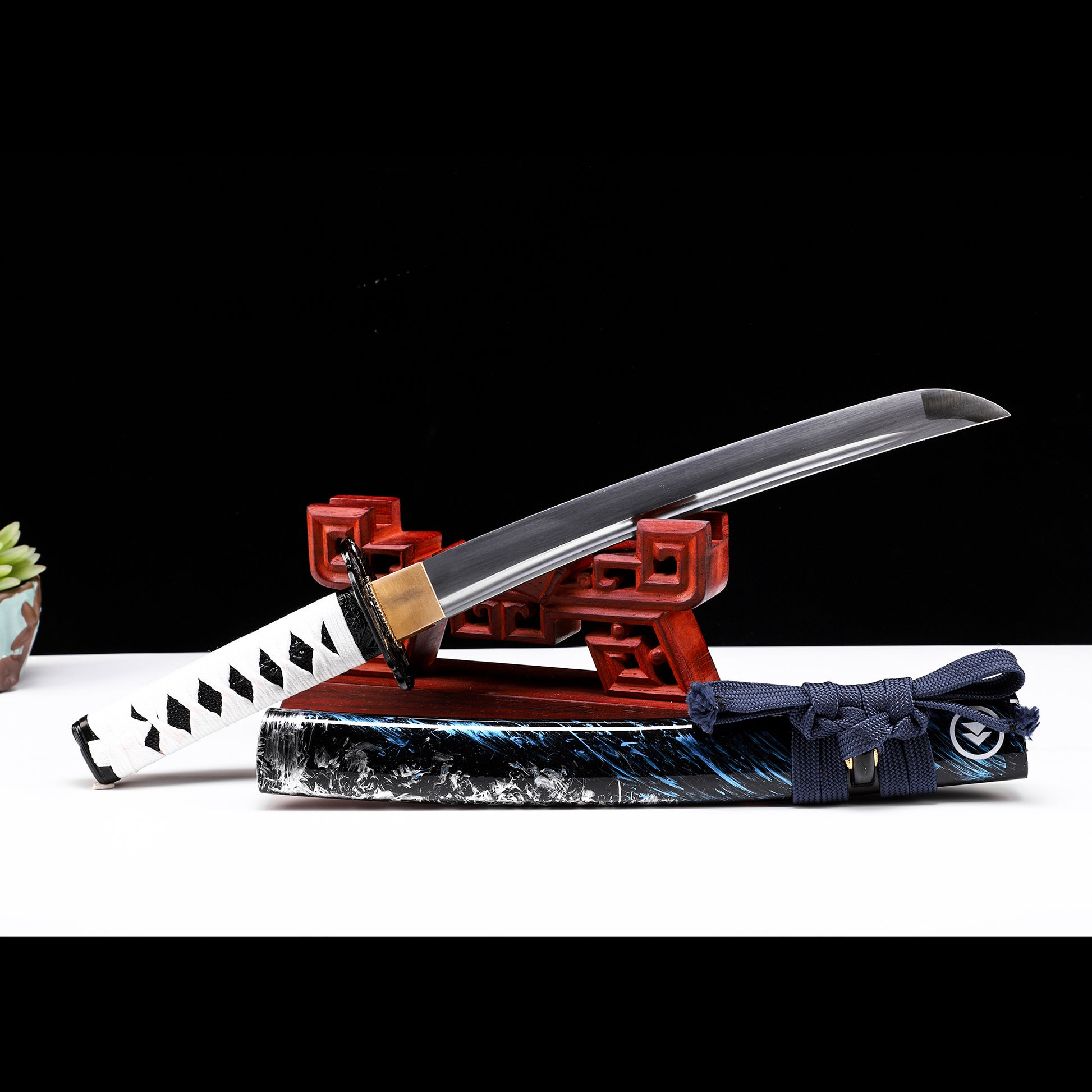 Ghost of Tsushima tanto blade close-up - razor sharp steel edge and hamon detail