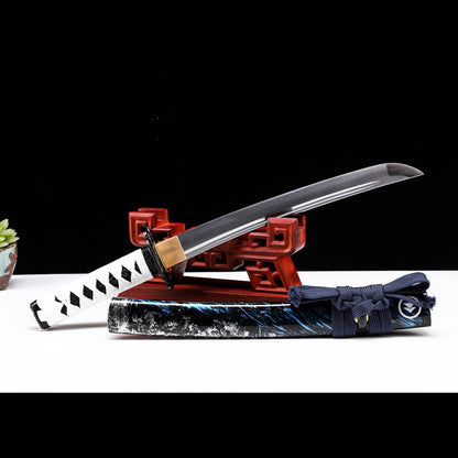 Ghost of Tsushima tanto blade close-up - razor sharp steel edge and hamon detail