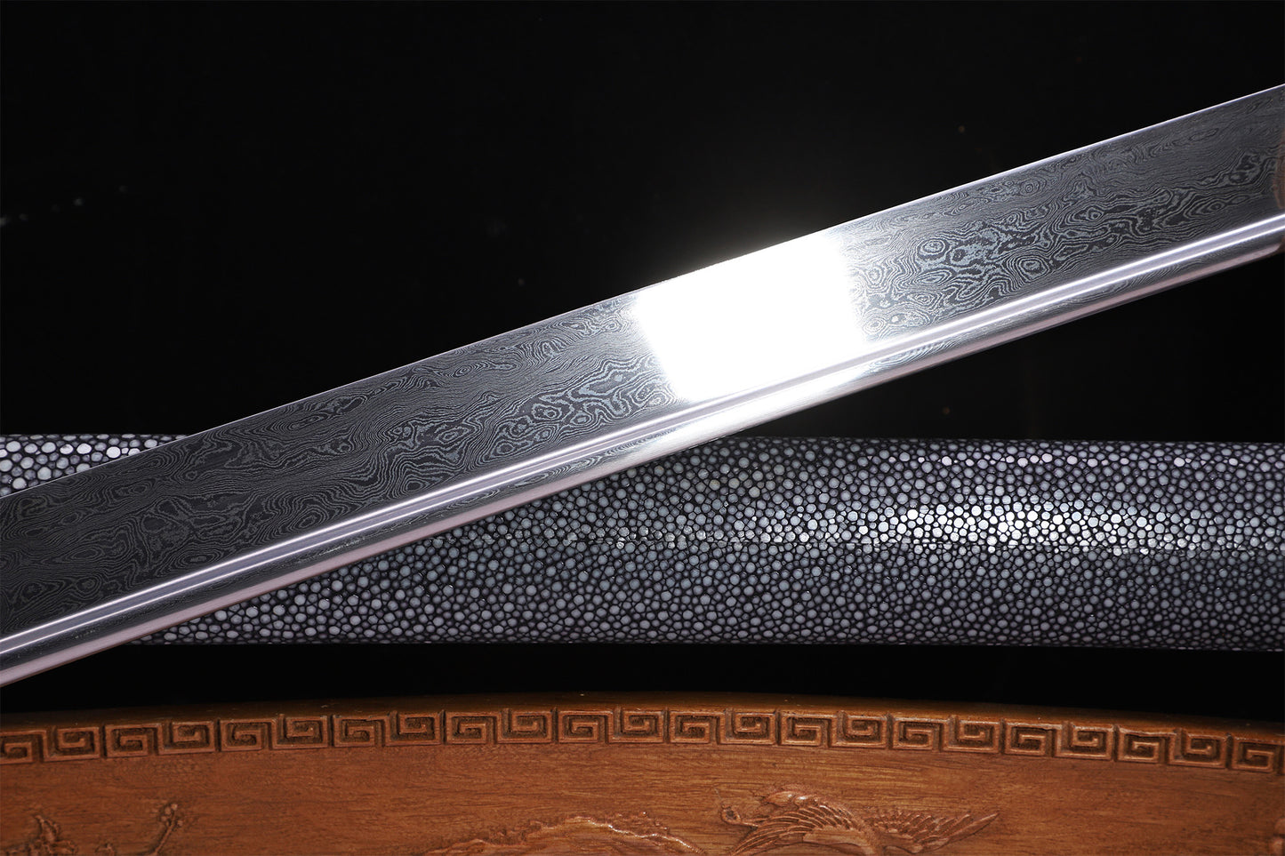 Full Wrapped Black Ray Skin Hollow Gilded Dragon Gem Inlaid Brass Fittings Sword